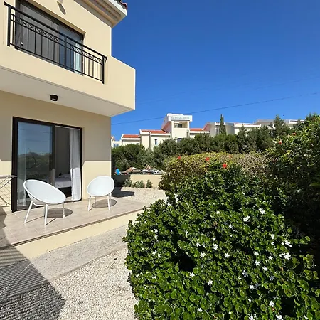 Faros Seabreeze 1br, Pool, Seaside, * Paphos